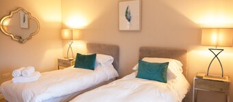 Calcot Farmhouse -  a beautiful farmhouse that sleeps 8 guests in 4 bedrooms