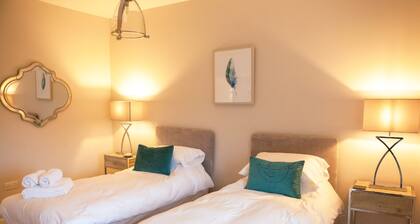 Calcot Farmhouse - a beautiful farmhouse that sleeps 8 guests in 4 bedrooms