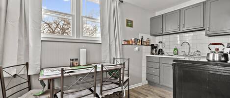 Microondas, horno, parrilla de estufa y cafetera y tetera