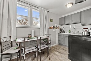 Micro-ondes, four, plaque de cuisson, cafetière/bouilloire