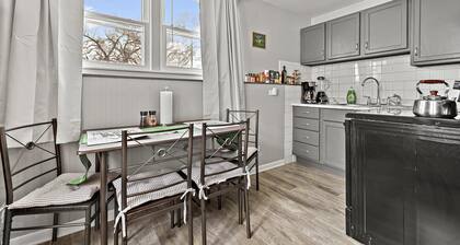 Studio1116E/PetFriendly/WIFI/BigTV/PKG/nearDowntown Aurora.