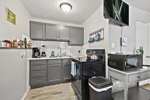 Microondas, horno, placa de cocina, cafetera/tetera