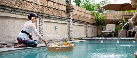 Una piscina al aire libre