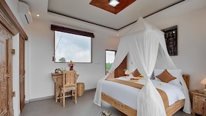 Un dormitorio con cama con dosel, un escritorio y vistas al exterior.