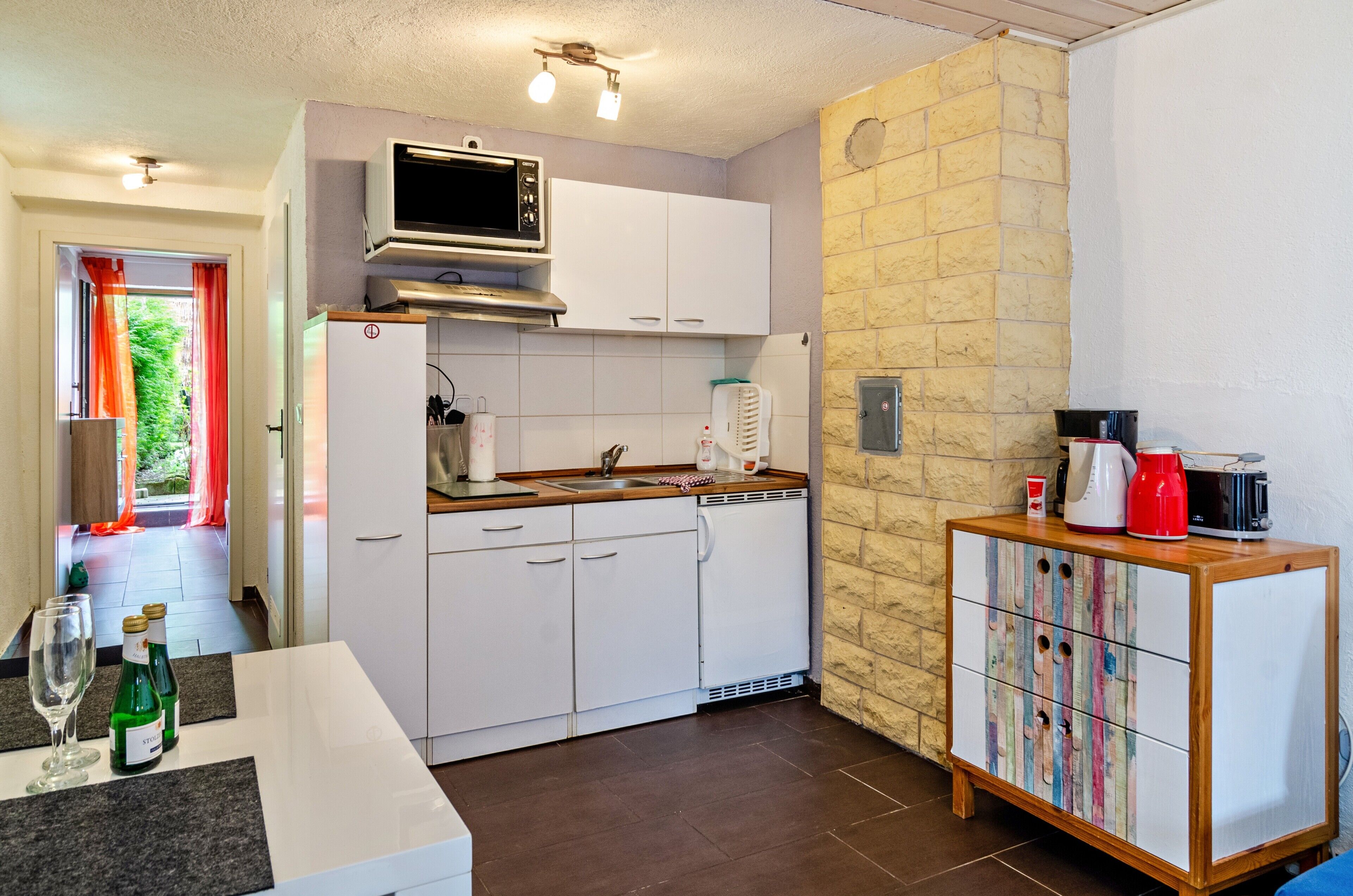 Fridge, oven, stovetop, coffee/tea maker