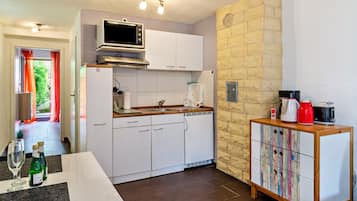 Fridge, oven, stovetop, coffee/tea maker