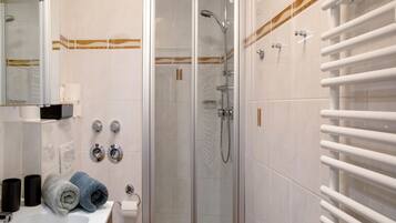 Dusche, Haartrockner, Handtücher