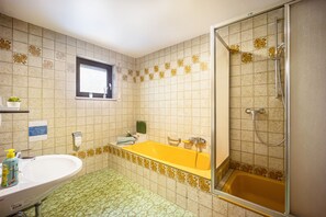 Baignoire, séchoir à cheveux, serviettes fournies