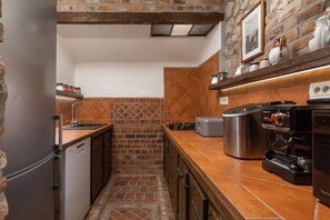 Réfrigérateur, micro-ondes, plaque de cuisson, lave-vaisselle
