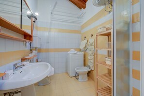 Een douche, een haardroger, een bidet, handdoeken