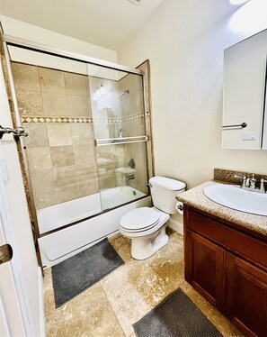 Douche, séchoir à cheveux, serviettes fournies, savon