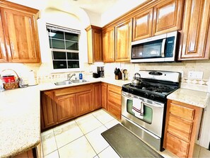 Réfrigérateur, four à micro-ondes, un four, surface de cuisson