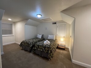 4 bedrooms, iron/ironing board, WiFi, bed sheets