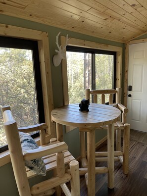 Dining - Family-sized, quaint cabin on the edge of the US Forest (Strawberry)