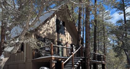 Family-sized, quaint cabin on the edge of the US Forest