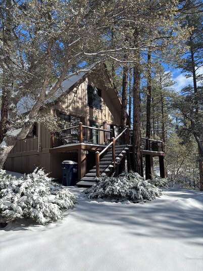 Family-sized, quaint cabin on the edge of the US Forest