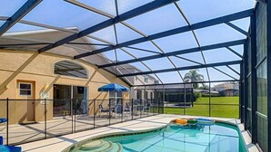 Ein Schwimmbad mit Glasüberdachung, Liegestühlen und einer Terrassenanlage.