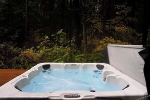 Outdoor spa tub - Mt Bakers Romantic Couples Cabin (Glacier)