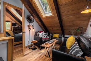 1 bedroom, free WiFi, bed sheets - Mt Bakers Romantic Couples Cabin (Glacier)
