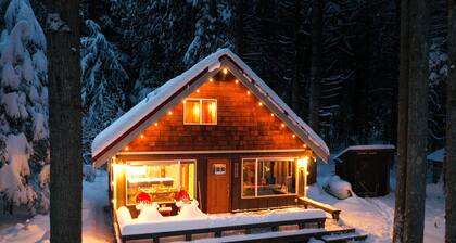 Sweet Romantic Cabin, private hot tub. Perfect for a couples getaway.