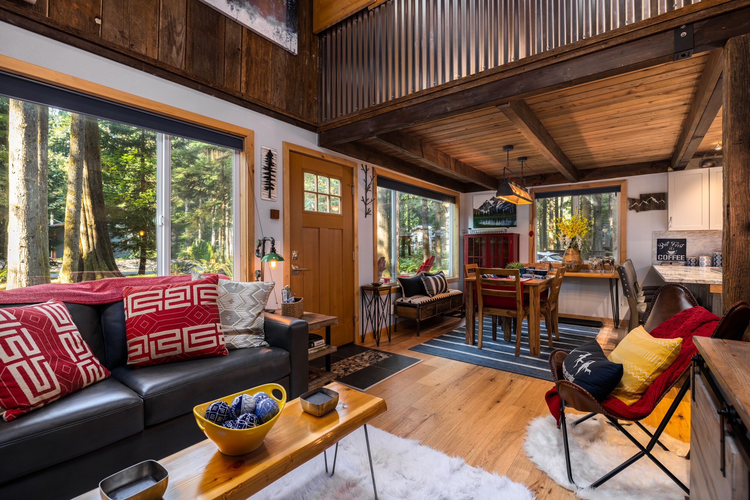 Smart TV, chimenea y libros 