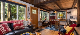 Sweet Romantic Cabin, private hot tub. Perfect for a couples getaway.