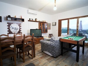 Télévision, cheminée, table de tennis de table