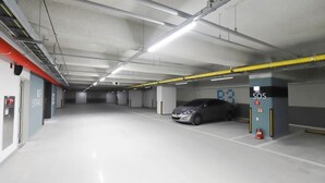 Eine Parkgarage mit einem Auto in einer der gekennzeichneten Stellplätze.