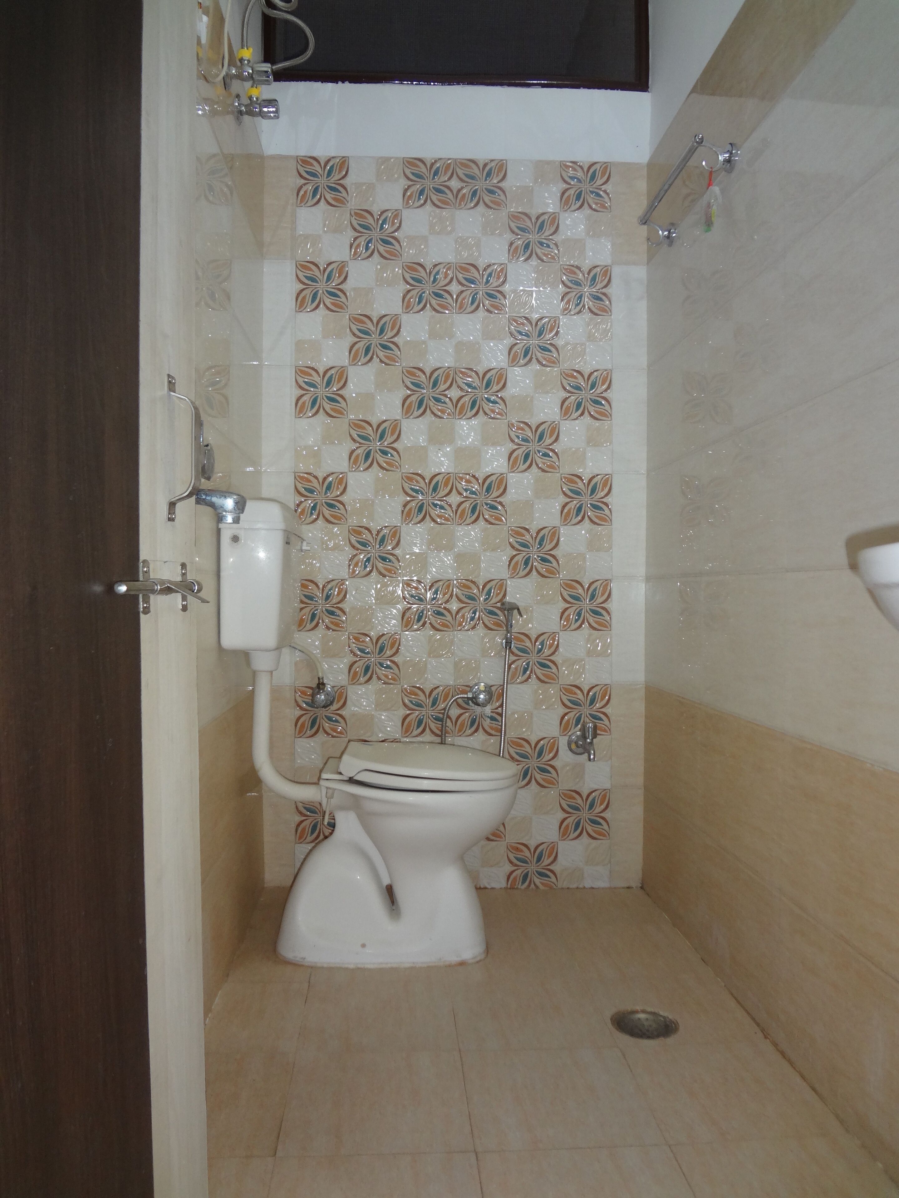 Un baño pequeño con inodoro, ducha y lavabo.