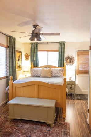 3 chambres, bureau, fer et planche à repasser, lit parapluie