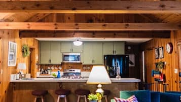 Smart-tv, een open haard, een dvd-speler en boeken