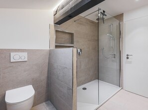 Shower, hair dryer, towels - Vacation home for up to 10 people with 4 bedrooms, 210m², large garden (Inzell)