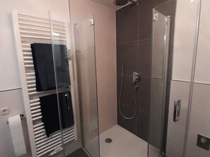 Dusche, Haartrockner, Handtücher