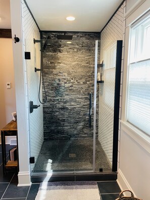 Combined shower/bathtub, hair dryer, bidet, towels