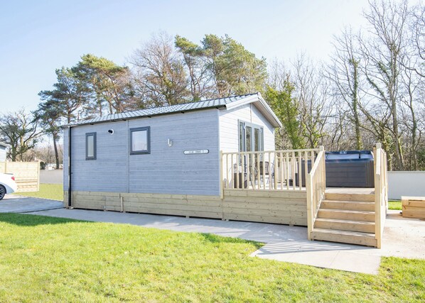 A mobile home with a small deck and a covered outdoor area. - 1 bedroom accommodation in Kilwinning (Kilwinning)