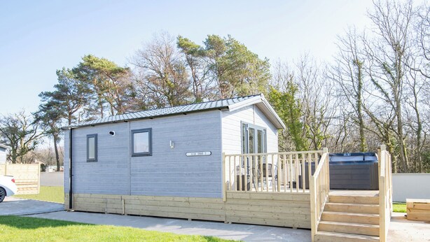 A mobile home with a small deck and a covered outdoor area. - 1 bedroom accommodation in Kilwinning (Kilwinning)