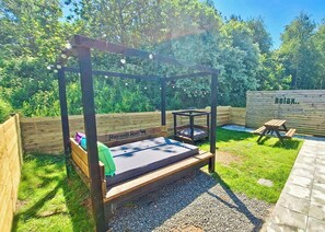 Outdoor dining - Spa Castaway (Pet Garden) (Raywell, Beverley)