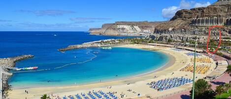 Plage, chaises longues, serviettes de plage