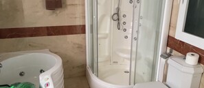 Een douche, een bubbelbad, een haardroger, een bidet