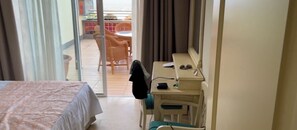 2 slaapkamers, een kluis op de kamer, een strijkplank/strijkijzer, wifi