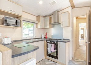 Fridge, oven, stovetop, toaster - Spacious and luxurious 12ft-wide caravan with one double and one twin. (Axminster)