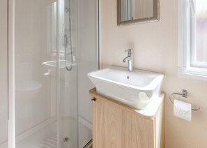 Bathroom - Superior Holiday Home 6 (Albury, Guildford)