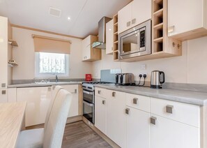 Fridge, microwave, oven, stovetop - Superior Holiday Home 6 (Albury, Guildford)