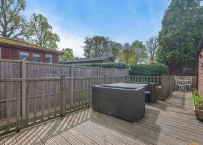 Outdoor dining - Superior Holiday Home 6 (Albury, Guildford)