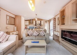 TV - Superior Holiday Home 6 (Albury, Guildford)