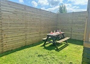 Outdoor dining - Spa Lookout (Pet Garden) (Raywell, Beverley)