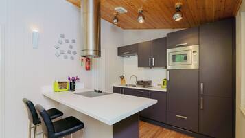 Frigorifero, forno, piano cottura, tostapane