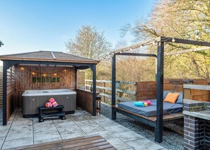 Outdoor spa tub - 2 bedroom accommodation in Raywell, Beverley (Raywell, Beverley)