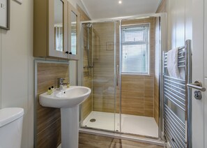 Bathroom - 1 bedroom accommodation in Raywell, Beverley (Raywell, Beverley)