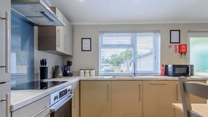 Réfrigérateur, un four, surface de cuisson, grille-pain